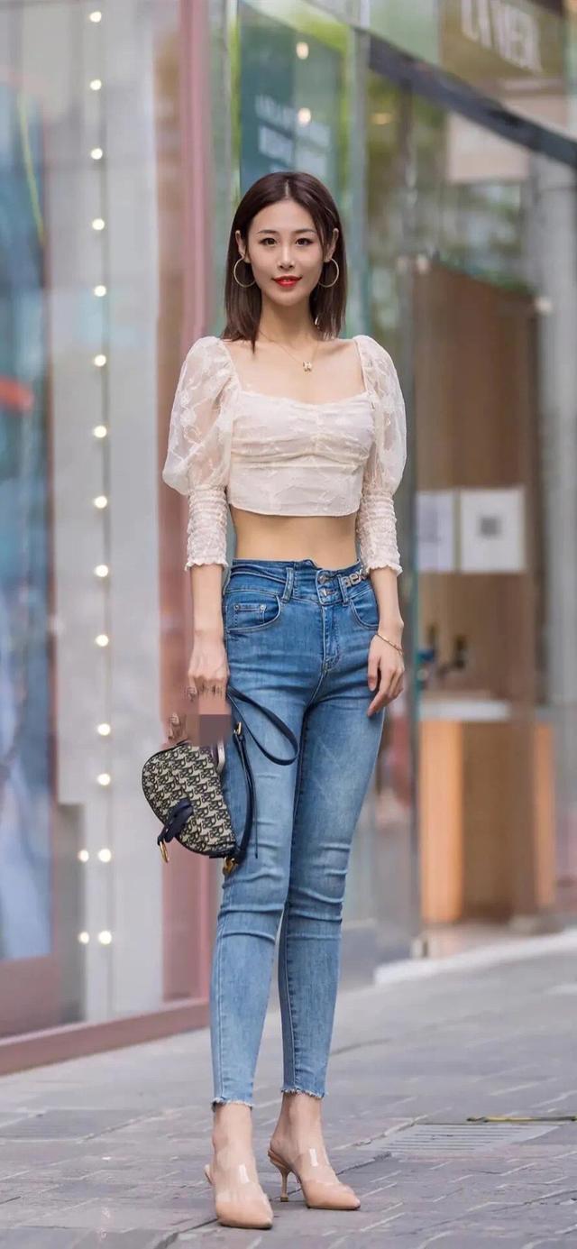 美女模特: 牛仔裤展现出漂亮的小蛮腰, 美女太可爱了