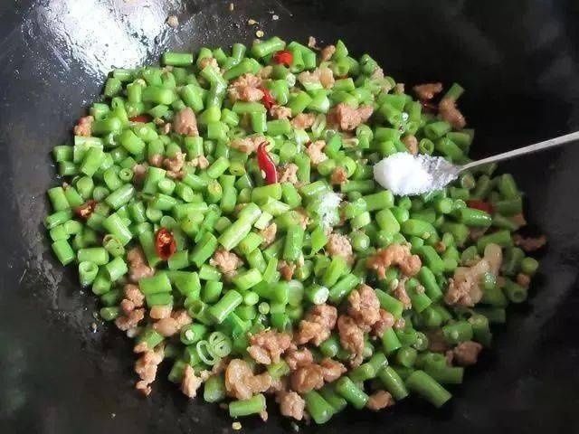  肉末豆角，清脆酸爽，开胃又解馋！
