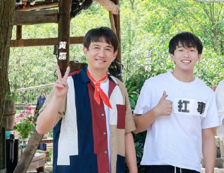 《向往5》收官海报,两位嘉宾地位却不同,从站位就可以看出来