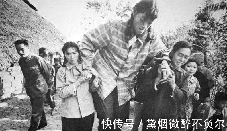 奥尼尔|她是史上最高的女人，手掌比锅盖大，奥尼尔在她面前成了霍比特人