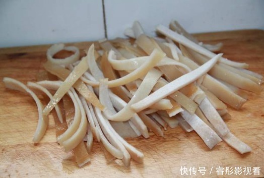  晶莹剔透|做猪皮冻时，猪皮焯水后就煮是大错！多加这1步，猪皮晶莹剔透