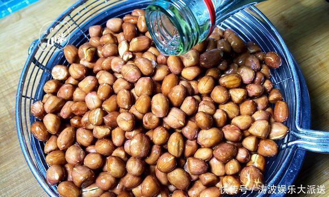  花生米|炸花生米时，好多人先放油都错了，多加这一步，放一周都不会潮