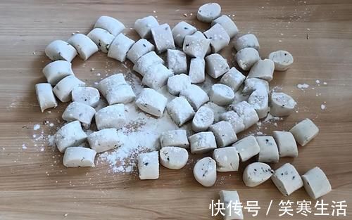 鼓囊囊|喜欢吃糯米的来收藏，试试做个芝麻薄脆，2分钟出一锅，脆香解馋