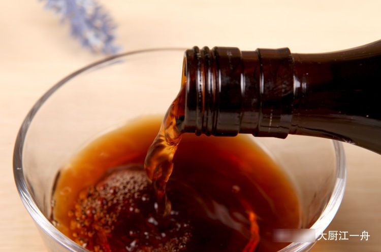 炖鸡汤时,牢记“3放2不放”,鸡汤鲜香味浓,越喝越解馋