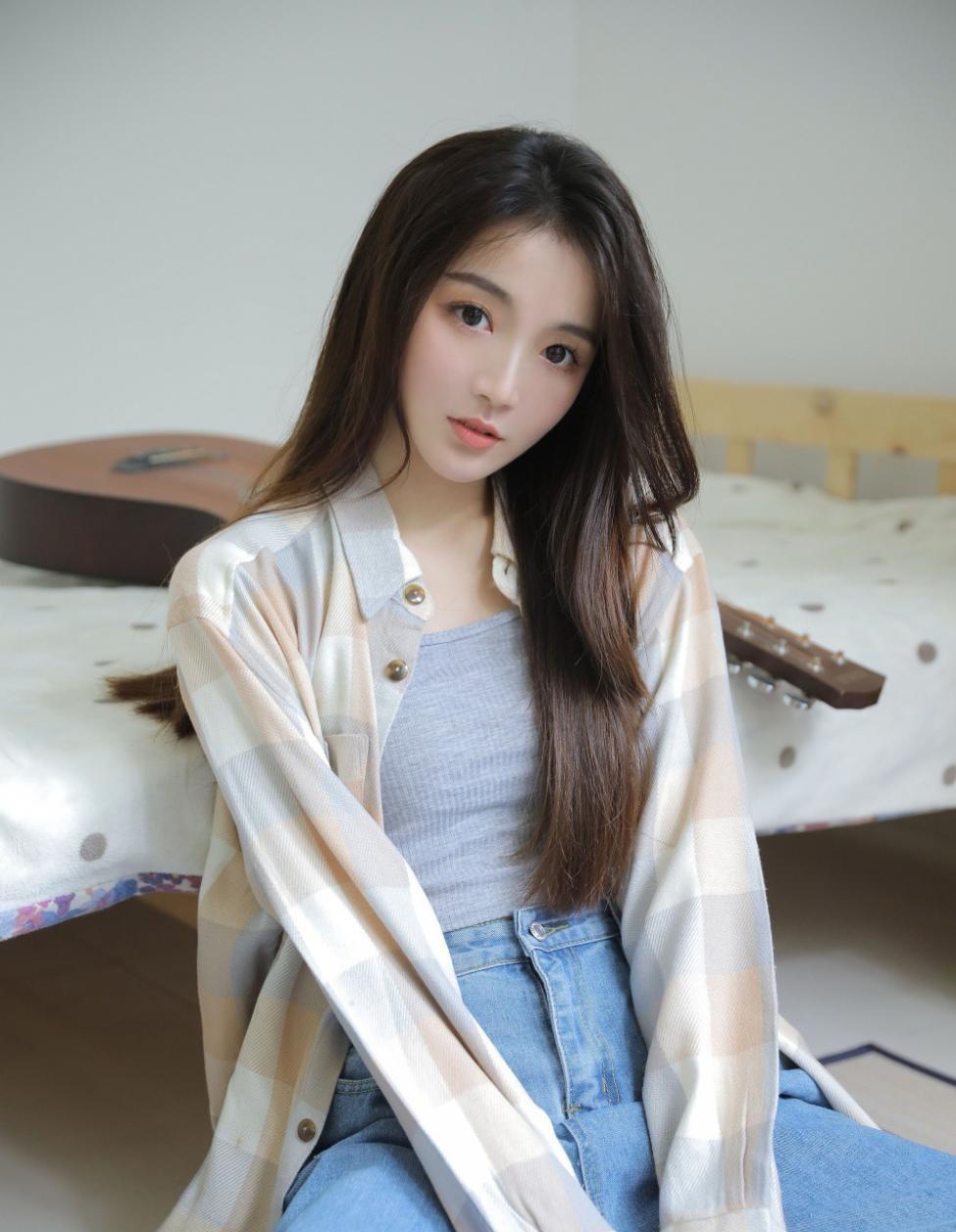 花季少女告诉你什么是清纯的性感，吊带背心牛仔裤穿出不一样的美