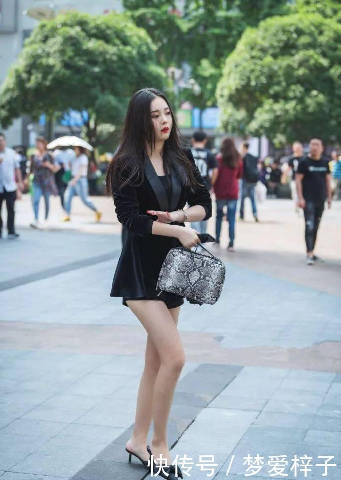 小姐姐脚上搭配一双尖头高跟鞋，一种都市时尚女性的气息扑面而来