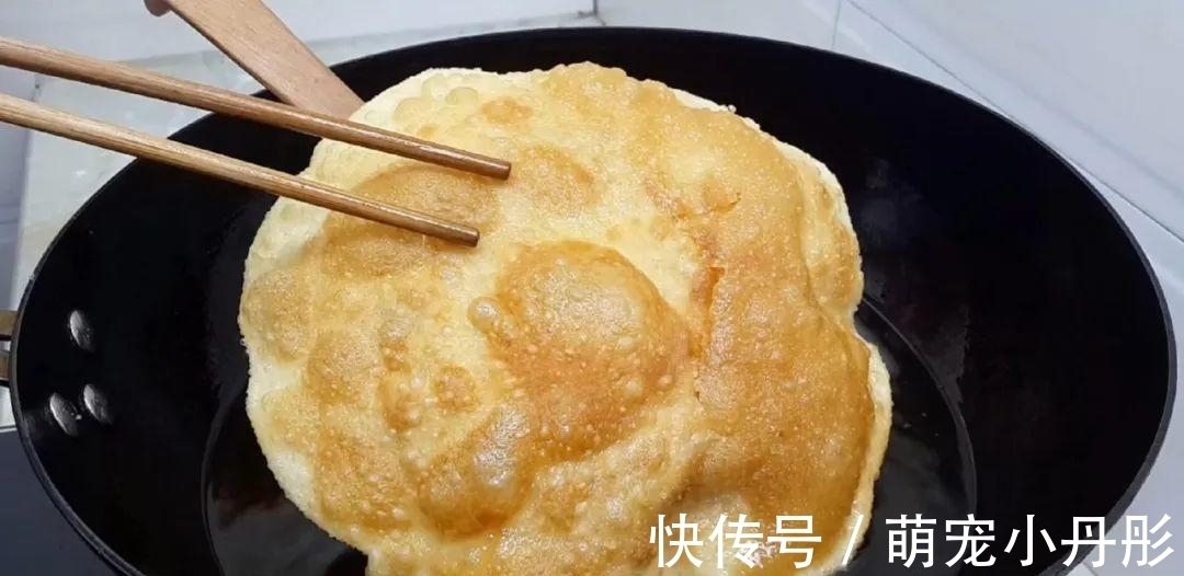 面粉|面粉这做法太香了，开水一烫，焦脆又空心，比油饼鸡蛋饼好吃几十倍