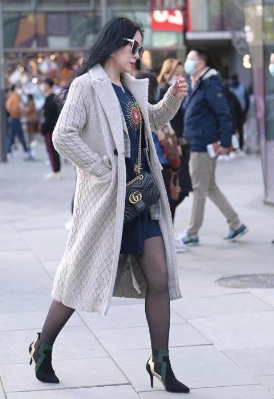 时尚|简洁大方的小姐姐,仙女般的气质,靓丽又迷人