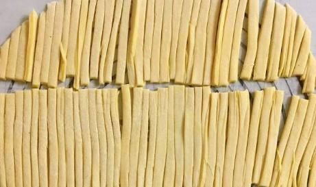 在家自制沙琪玛,1碗面粉3个鸡蛋,一揉一切一炸,香甜蓬松酥脆