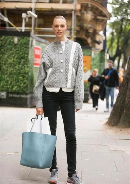 别背双肩包了吧！今年流行“托特包”，容量大不说，还耐脏又方便