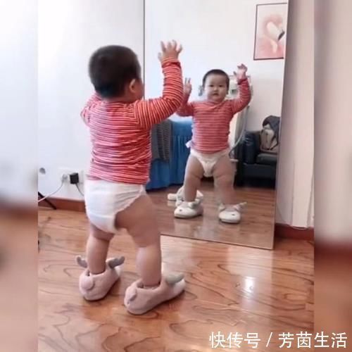 尿不湿|萌娃穿尿不湿在镜子前手舞足蹈火了,网友:小小年纪也太会扭了吧