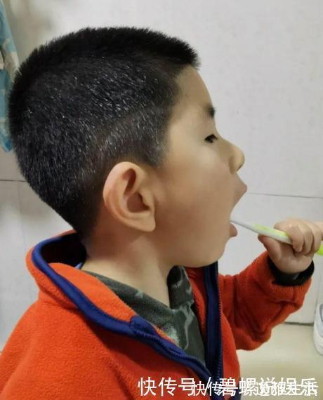 龋齿|四岁宝宝满口“黑牙”,罪魁祸首不是糖果,而是家长的放纵