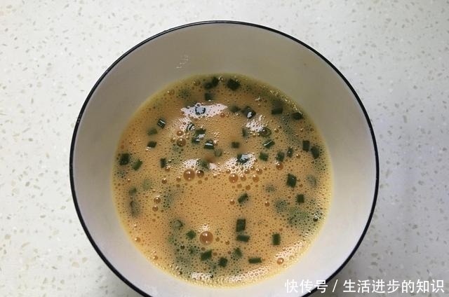 早餐面条这样做,加两鸡蛋平底锅煎一煎五分钟就上桌,解馋还顶饱