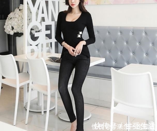 成熟女性 黑色的休闲裤，把成熟女性的味道衬托得非常的端庄淡雅