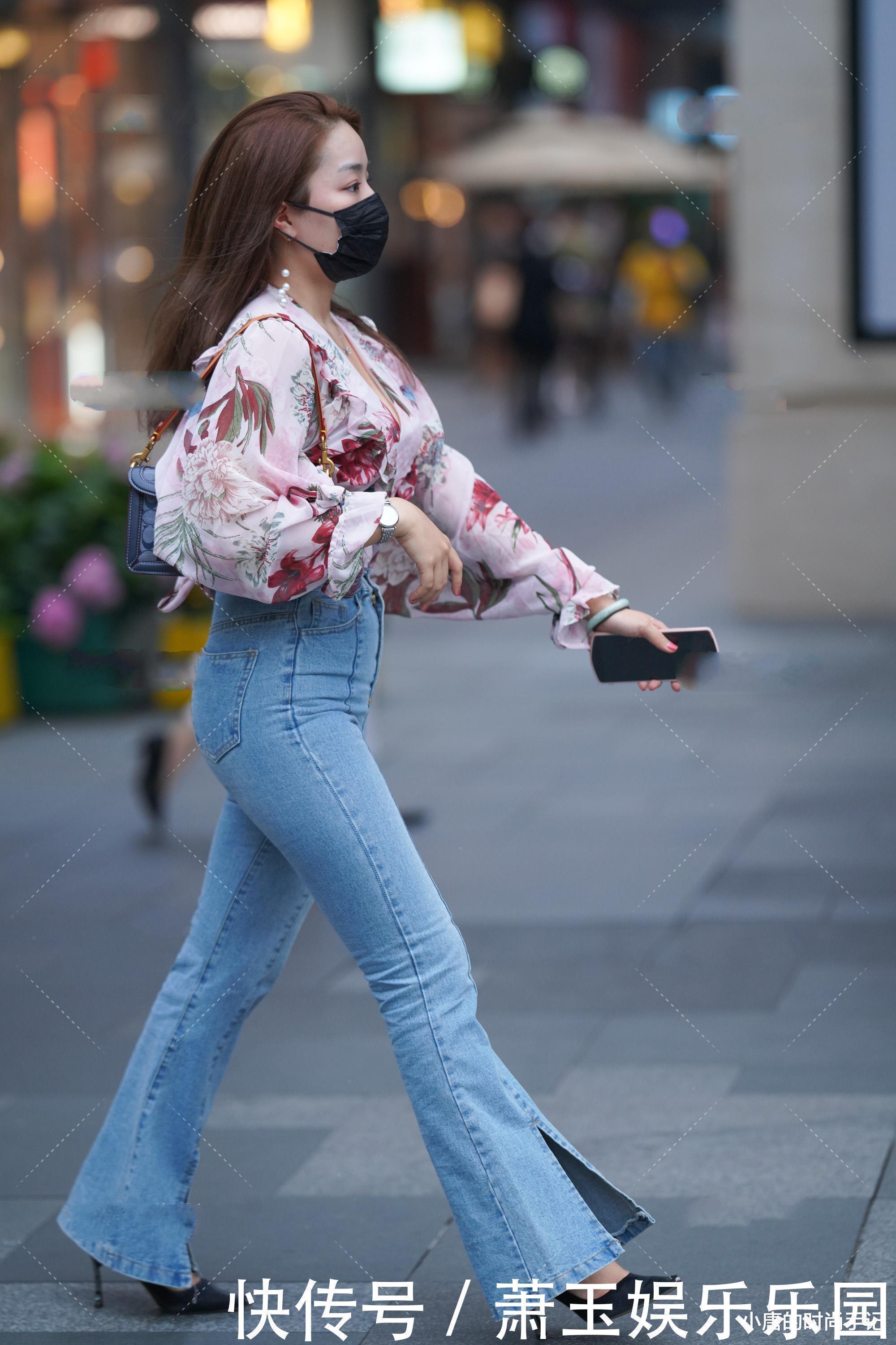 纯色 大印花雪纺衫,穿搭小开叉喇叭裤,雍容华贵成熟大气