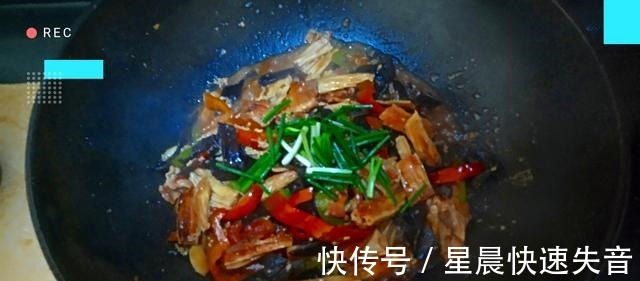 西红柿|木耳炒腐竹，香辣可口非常的下饭，看着太有食欲了！