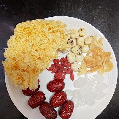 莲子银耳羹|牛奶银耳莲子羹