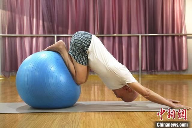 瑜伽|广西八旬退休教师练瑜伽五年 大秀一字马