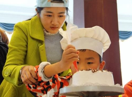 学生|家长买“蛋糕边角料”给孩子吃，引众人吐槽，节俭的父母养自卑娃