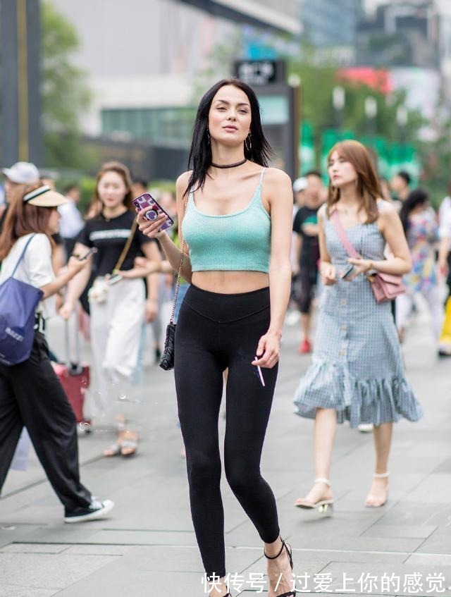 版型 打底裤的装扮青春个性穿着时髦又显瘦,更显年轻!