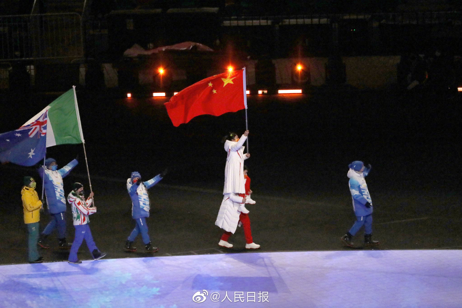 中国结|运动员在巨型中国结中入场