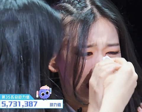 左卓成“最后幸运儿”晋级时,镜头切换到许佳琪,素质不是装出来的