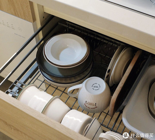 夫妻|这对夫妻太有远见，把次卧和客厅打通，清爽开阔，日子过得简单舒适