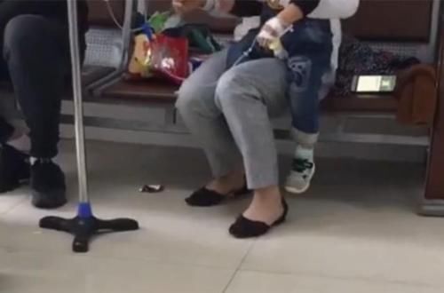 儿子|儿子发高烧要挂水,宝爸急忙赶往医院,看到宝妈的手后忍不住泪目