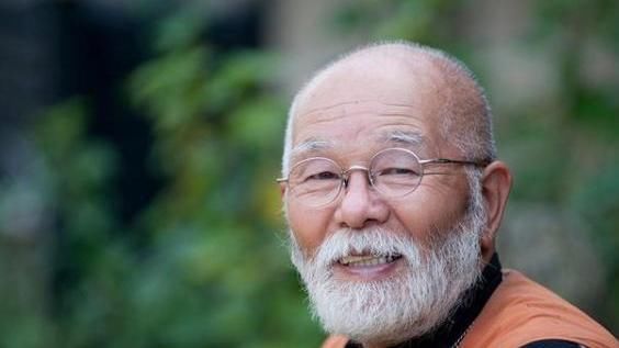 93岁退休老中医核桃如此吃,两星期尿酸降了,痛风也走了