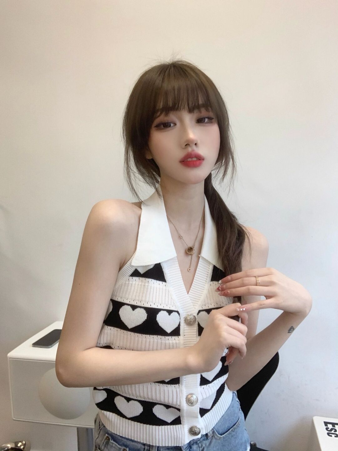 短裙|齐刘海小姐姐, 黑白马甲配牛仔短裙, 梦回青春年华