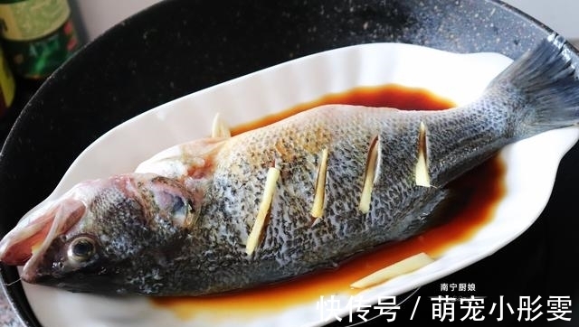 鱼身|蒸鱼时,冷水上锅还是热水?教你正确做法,鱼肉鲜嫩可口还没腥味