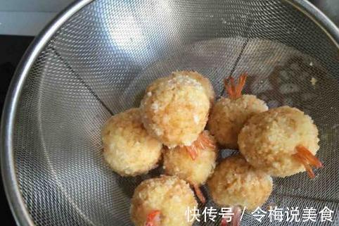 孩子不喜欢吃大虾，妈妈们还在犯愁，做成土豆泥虾球试一试