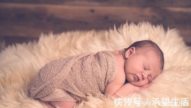 宝宝|新生儿出生后手爱乱抓,抓不到还哭闹,原因很搞笑,妈妈赶紧安慰