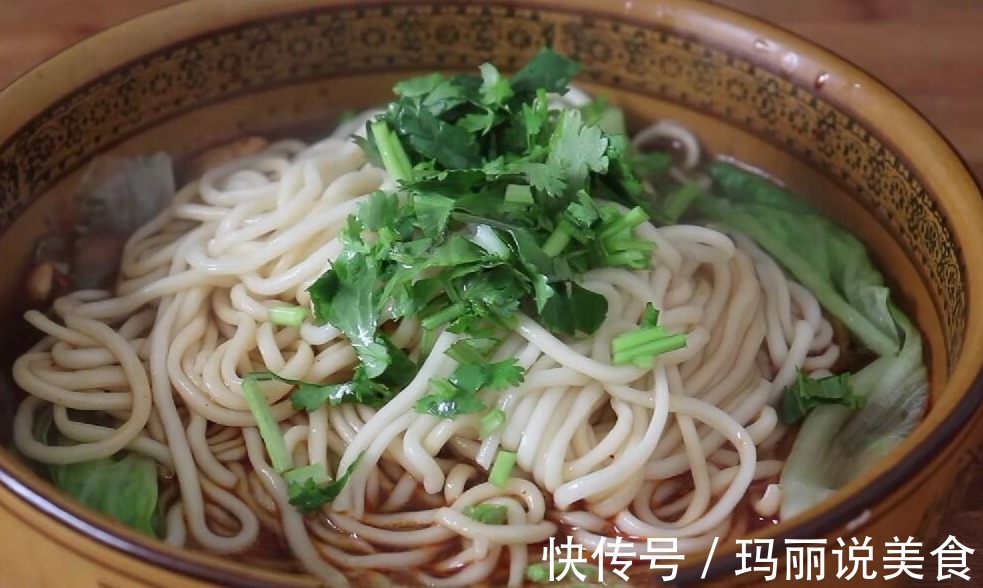 这才是重庆小面的正宗做法，讲解详细到位，香辣爽口，开胃又解馋