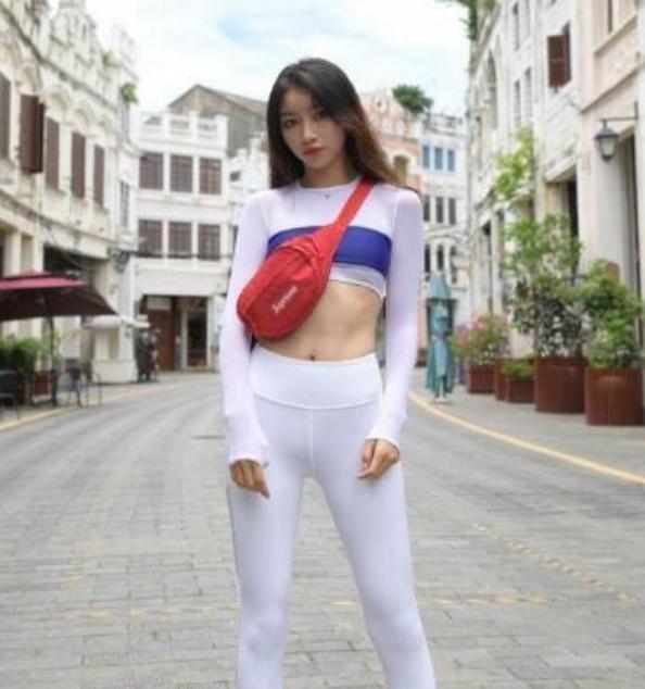 小姐姐为秀身材拼了, 穿打底裤不算啥, 上衣还短一大截, 都没眼看