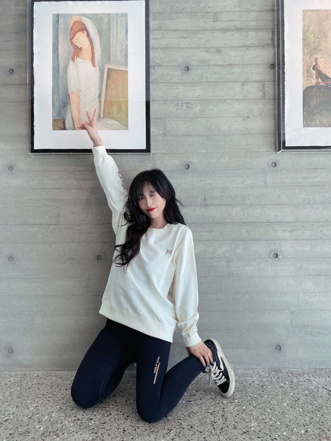 纤细|身材纤细的美女, 一件白色宽松上衣配紧身长裤, 休闲又时尚