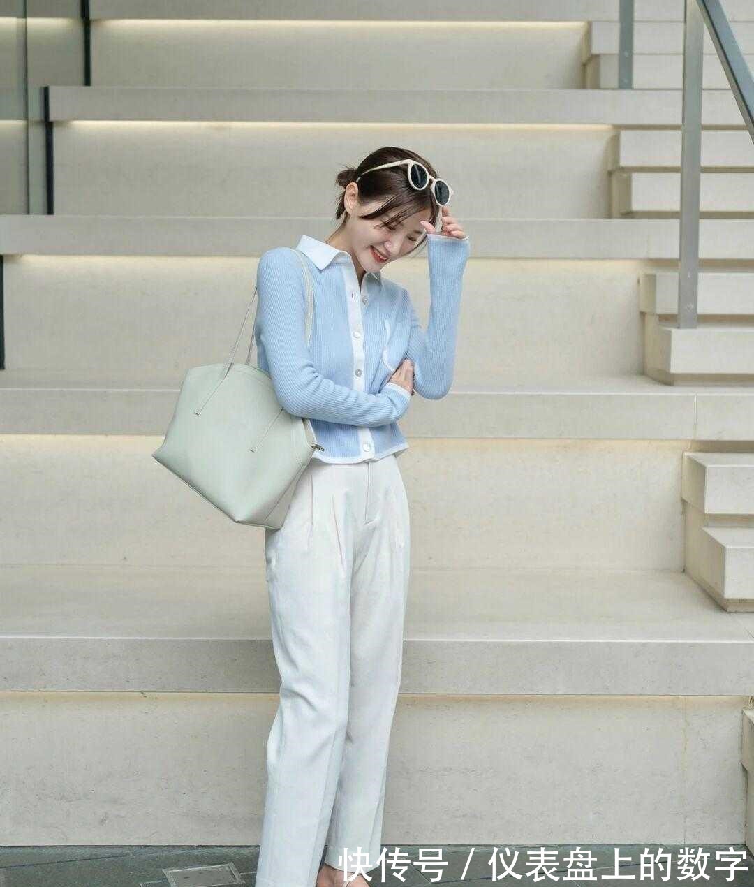 针织上衣 这才是30+女人该有的打扮针织上衣搭配牛仔喇叭裤,时髦又舒适