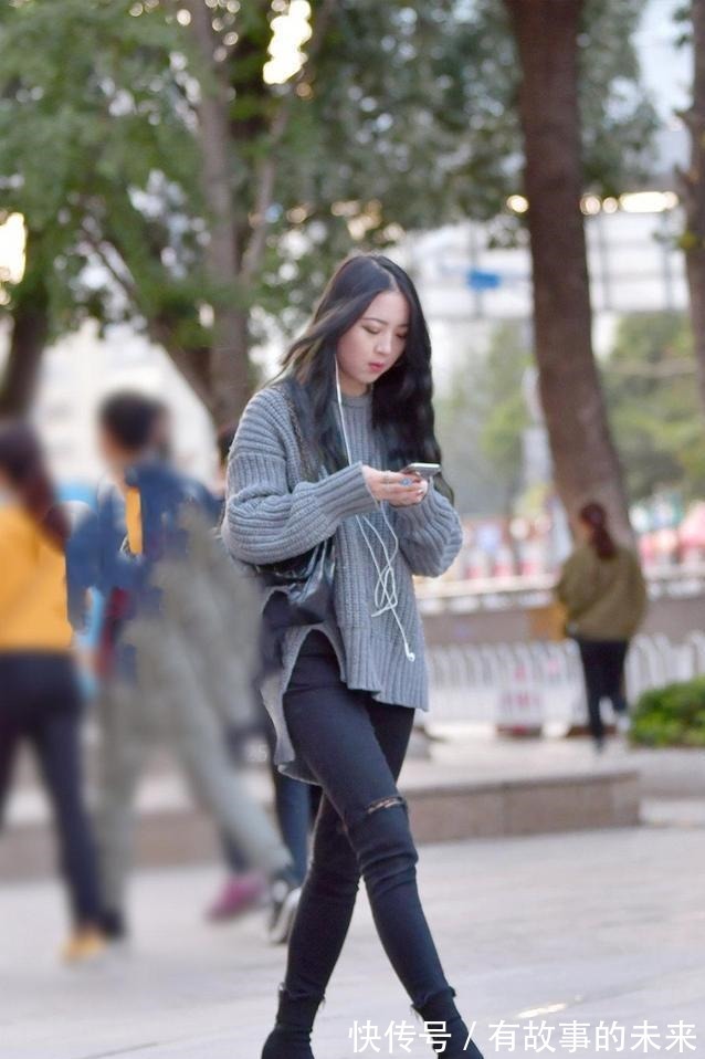 灰色 学生党怎么搭配灰色毛衣能显白的气质,还很显瘦!