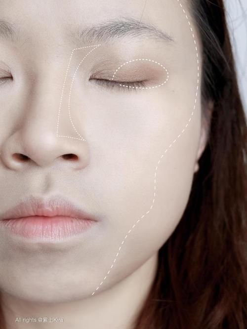 巧用三色腮红和眉笔，多快好省，打造氛围感阳光妆容