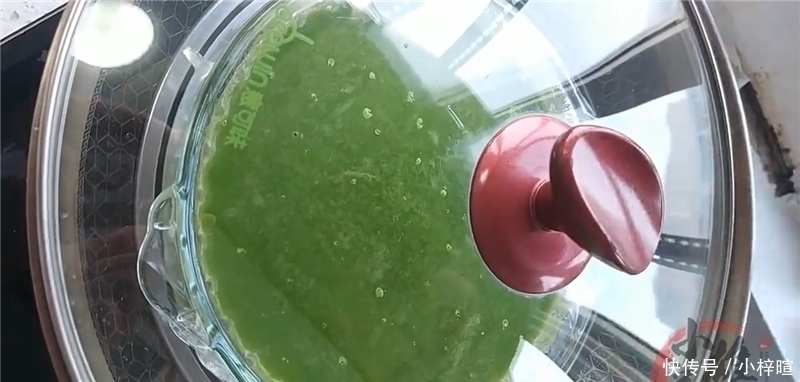 简单|菠菜加2个鸡蛋简单一做,比凉拌好吃,比炒的简单,孩子吃不够