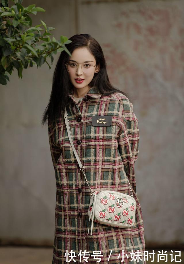 初秋的穿搭方式,可以学娜扎穿,打扮得漂亮还不廉价