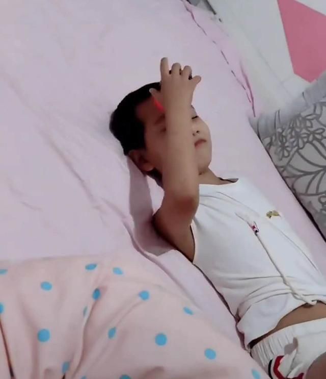 作业|哥哥写作业不积极,穿尿不湿的弟弟主动帮忙,妈妈该写的不写,该睡的不睡