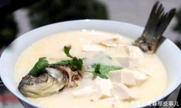 鱼肉|炖鱼汤时,不能加这“2香”,否则鱼汤发黑,不鲜香,鱼肉也发柴