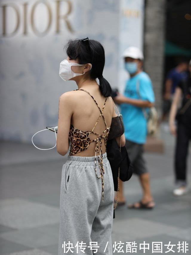 小姐姐豹纹吊带搭配灰色运动裤,展现独特野性美
