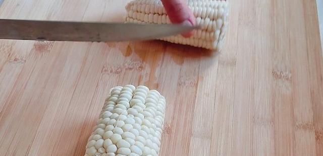 玉米的新吃法,加两个鸡蛋,简单一搅,香甜软糯,太好吃了