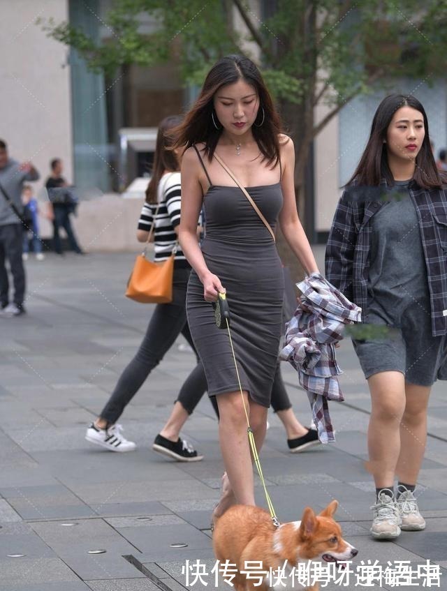 搭配|适合温度高的时候,显瘦连衣裙搭配坡跟凉鞋,清凉又优雅