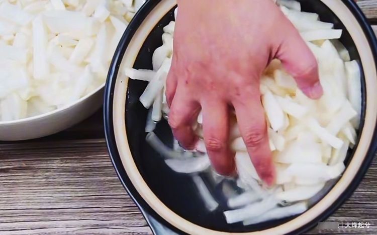 冬天腌萝卜干，教你正宗做法，香辣开胃，放一年都新鲜