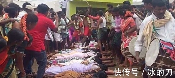 安得拉邦|印度女子躺地上,心甘情愿让人踩,只为求好孕?