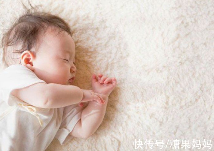 睡着|为何母乳喂养时，宝宝经常“吃一会、睡一会”？其中一点很有爱