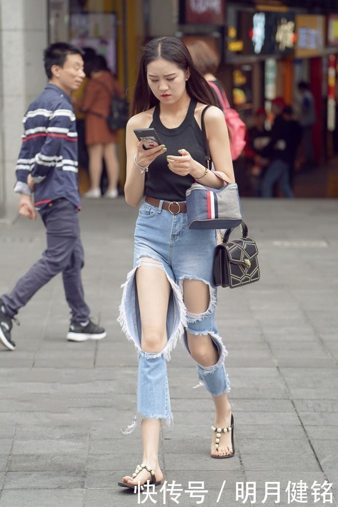 街拍身材高挑的小美女,吊带背心配短裤,清凉又时尚